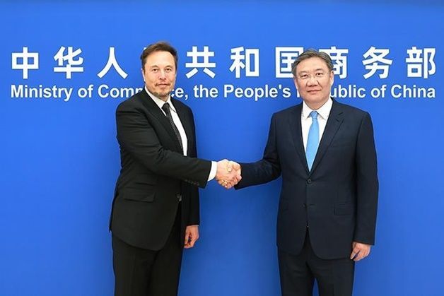 일론 머스크(왼쪽) 테슬라 CEO가 31일 베이징에서 왕원타오 중국 상무부장를 만나 악수하고 있다. ⓒ 중국 상무부 홈페이지 캡처