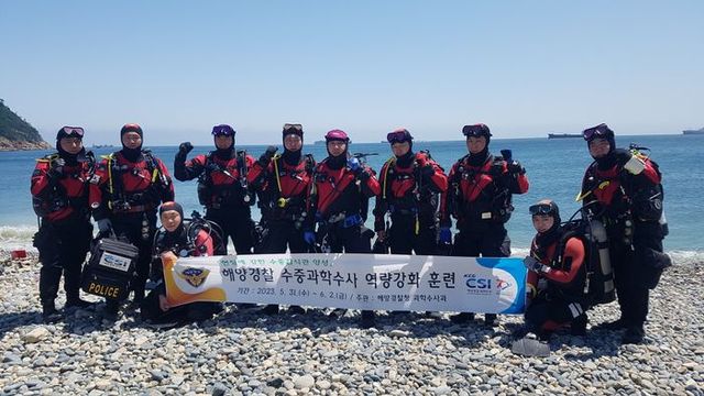 31일 부산 태종대 감지해변에서 수중감시관 대상 역량 강화 훈련 전 단체 사진ⓒ해경 제공