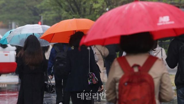 서울 영등포구 여의도역 인근에서 시민들이 우산을 쓰고서 길을 걷고 있다. ⓒ데일리안 김민호 기자