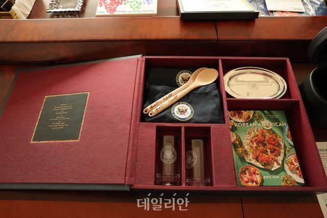 지난달 미국을 국빈 방문한 윤석열 대통령 부부가 바이든 미국 대통령 내외 등으로부터 받은 선물을 대통령실이 6일 공개했다. 사진은 카멀라 해리스 미국 부통령 부부로부터 받은 주방 용품 세트. ⓒ대통령실/뉴시스