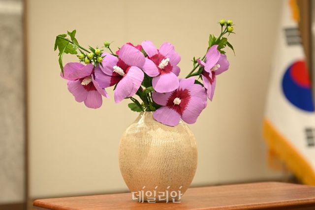 지난달 미국을 국빈 방문한 윤석열 대통령 부부가 조 바이든 미국 대통령 내외 등으로부터 받은 선물을 대통령실이 6일 공개했다. 사진은 지난달 25일(현지시각) 친교 일정시 바이든 대통령 내외로부터 받은 화병 및 무궁화 종이꽃. ⓒ대통령실/뉴시스