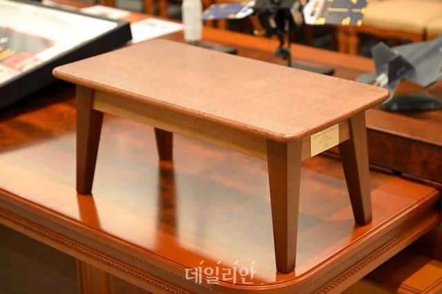 지난달 미국을 국빈 방문한 윤석열 대통령 부부가 바이든 미국 대통령 내외 등으로부터 받은 선물을 대통령실이 6일 공개했다. 사진은 지난달 25일(현지시각) 친교 일정시 바이든 대통령 내외로부터 받은 소형탁자. ⓒ대통령실/뉴시스
