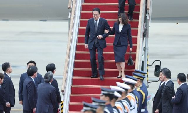 한일 정상회담을 위해 방한한 기시다 후미오 일본 총리와 기시다 유코 여사가 7일 성남 서울공항에 도착, 전용기에서 내리고 있다.ⓒ연합뉴스
