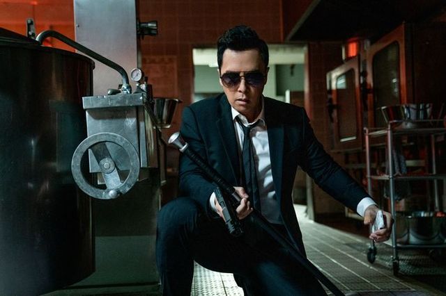 이름이 케인(지팡이)이듯 지팡이를 핵심 무기로 쓰는 케인. 배우 견자단은 서지 않고, 날아다니지 않고, 단지 앉아서도 아름다운 액션이 가능하다 ⓒ