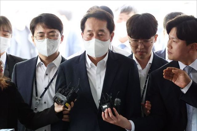 2021년 더불어민주당 전당대회 돈 봉투 의혹의 핵심 인물로 알려진 강래구 한국감사협회장이 지난 4월 21일 오전 서울중앙지방법원에서 열린 영장실질심사에 출석하고 있다. ⓒ데일리안 홍금표 기자