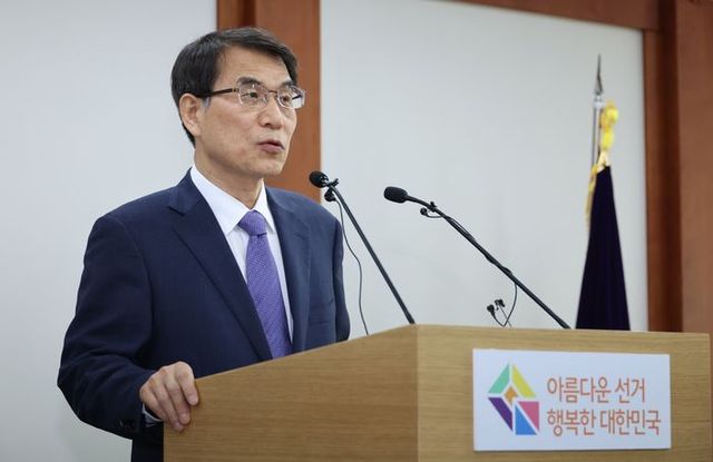 노태악중앙선거관리위원장이 31일 오후 과천 중앙선거관리위원회에서 고위직 간부들의 자녀 특혜 채용 의혹에 대한 특별감사 결과와 후속대책을 발표하고 있다. ⓒ연합뉴스