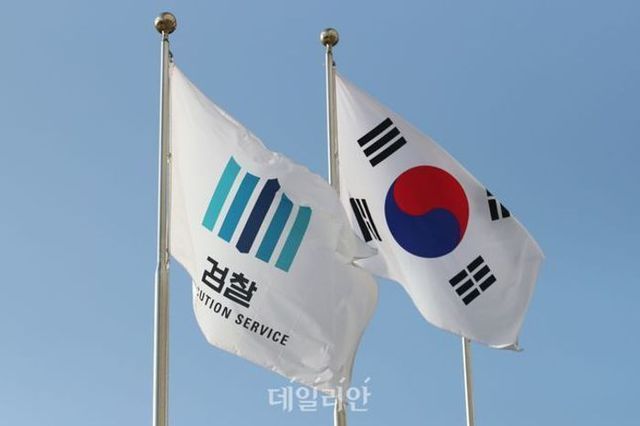 서울북부지검 여성아동범죄조사부(이선녀 부장검사)는 1일 학원가에서 여자 초등학생 2명을 유인하려 한 혐의로 50대 A씨를 구속기소했다.ⓒ데일리안DB