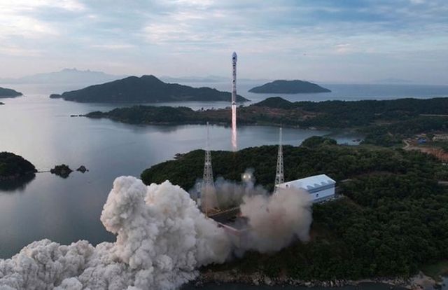 지난달 31일 서해위성발사장에서 만리경-1호 위성을 실은 천리마-1호 로켓이 발사되고 있다.ⓒ조선중앙통신·AP/뉴시스