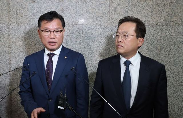 국민의힘 이양수 원내수석부대표(왼쪽)와 더불어민주당 송기헌 원내수석부대표가 1일 오전 서울 여의도 국회에서 회동을 마치고 기자들의 질문에 답하고 있다. ⓒ연합뉴스