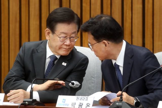 이재명 더불어민주당 대표와 박광온 원내대표가 9일 오전 국회에서 열린 확대간부회의에서 무언가 논의하고 있다. ⓒ데일리안 박항구 기자