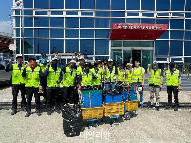 부산항만공사와 부산항신항시설관리센터 임직원들이 지난 9일 부산항 신항 소형선부두 인근 해변과 도로에서 환경정화 봉사활동을 하고 기념사진을 찍고 있다. ⓒ부산항만공사