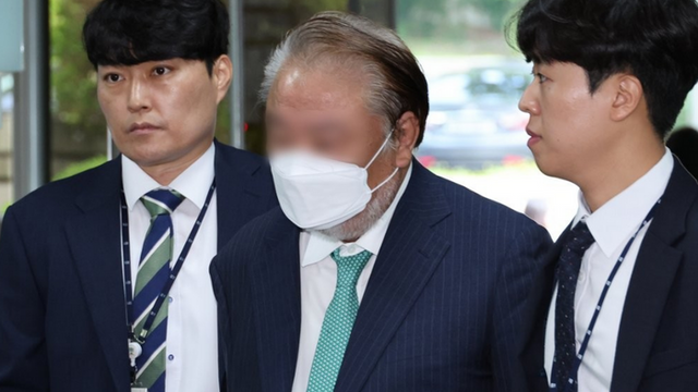 수백억원대 횡령·배임 혐의를 받는 백현동 개발사업 민간업자 정모 회장이 지난 9일 오전 구속 전 피의자 심문(영장심사)을 받기 위해 서울중앙지법 법정으로 향하고 있다. ⓒ연합뉴스