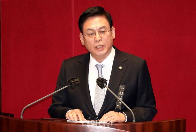 정우택 국회부의장이 지난해 11월 국회 본회의에서 동료 의원들로부터 신임 국회부의장으로 선출된 직후 인사말을 하고 있다. ⓒ데일리안 박항구 기자