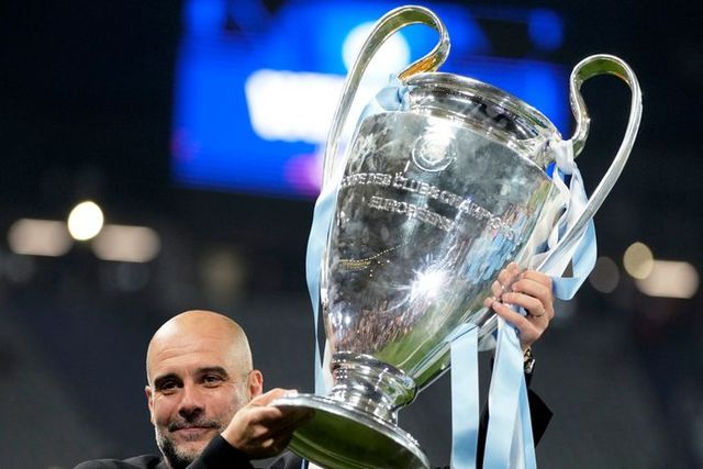 챔피언스리그 우승컵을 들어올리는 과르디올라 감독. ⓒ AP=뉴시스