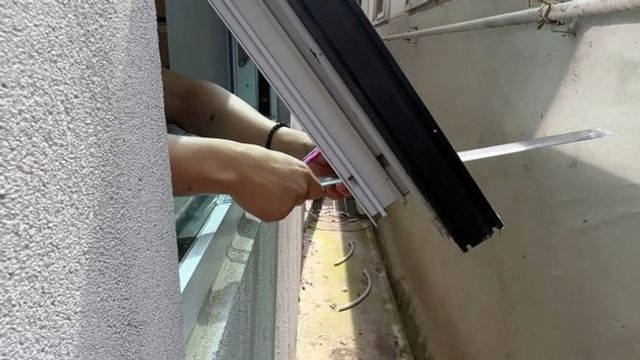 11일 오전 광주 광산구 월곡지구대에서 도박 혐의로 체포된 외국인 23명 중 10명이 집단 도주했다. 도주한 이들이 빠져나간 창문의 모습.ⓒ연합뉴스