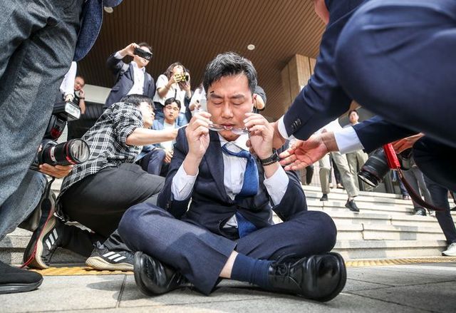 장경태 더불어민주당 최고위원이 지난 14일 경기 과천시 정부과천청사 방송통신위원회에서 방통위의 일방적인 운영 및 김효재 방통위원의 위법행위에 대한 항의 방문 도중 쓰러져 자리에 앉아 있다. ⓒ뉴시스