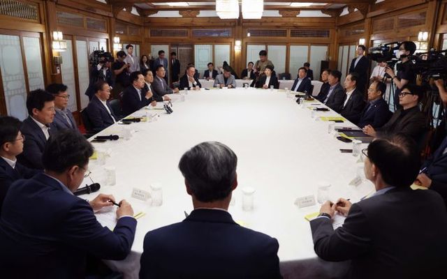 18일 오후 서울 종로구 총리 공관에서 열린 고위당정협의회 참석자들이 현안을 논의하고 있다. (공동취재사진) ⓒ뉴시스