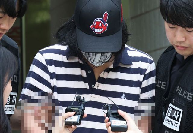 층간 누수 문제로 다투던 이웃을 방화 살해한 혐의를 받는 30대 정모 씨가 19일 구속 전 피의자 심문을 마치고 양천구 서울남부지방법원을 나서고 있다.ⓒ연합뉴스