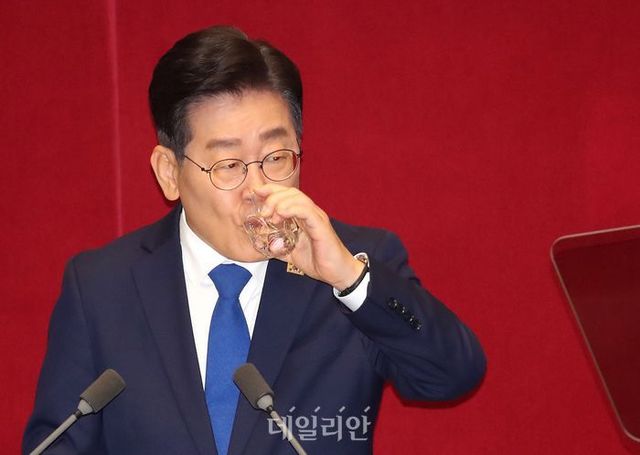 이재명 더불어민주당 대표가 19일 국회에서 열린 본회의에서 교섭단체 대표연설을 하며 물을 마시고 있다. ⓒ데일리안 박항구 기자