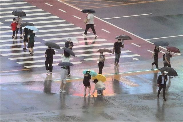 시민들이 우산을 쓰고 걷고 있다.ⓒ데일리안 홍금표 기자