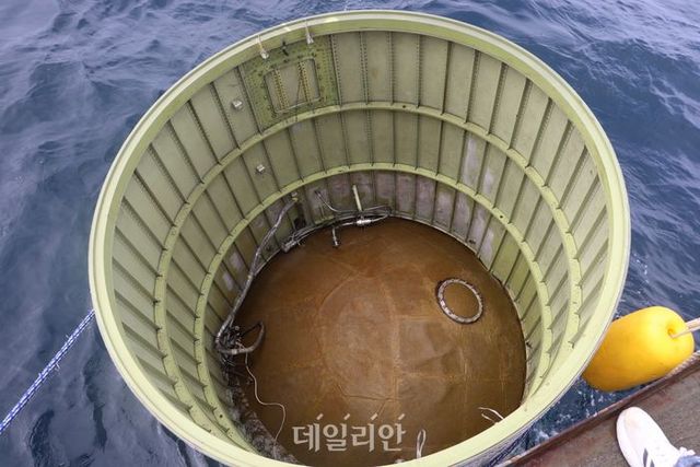 북한이 지난달 31일 발사한 군사정찰위성 1호기가 서해상에 추락한 가운데 우리 군은 당일 일부 동체를 발견해 인양 중이다. 최초 발견 당시 해당 동체는 직립 상태였지만, 현재는 75m 수심의 바다에 가로로 누워있는 상황이다. ⓒ합동참모본부
