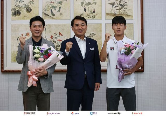 김진태 강원 도지사의 격려를 받은 윤정환 감독.(사진 왼쪽) ⓒ 강원FC