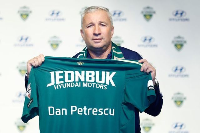 전북 현대 단 페트레스쿠 신임 감독이 14일 경기 현대 모터스튜디오 고양에서 열린 취임식에서 유니폼을 들고 포즈를 취하고 있다. ⓒ 뉴시스