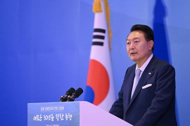 윤석열 대통령이 22일(현지시간) 하노이 한 호텔에서 열린 동행 경제인 만찬 간담회에서 격려사하고 있다. (공동취재) ⓒ뉴시스