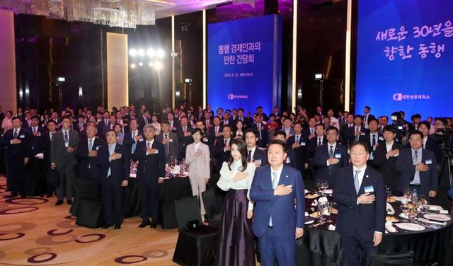 윤석열 대통령과 부인 김건희 여사가 22일(현지시간) 하노이 한 호텔에서 열린 동행 경제인 만찬 간담회에서 국기에 대한 경례를 하고 있다. (공동취재) ⓒ뉴시스