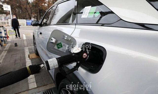 지난 3월 서울 영등포구 국회수소전기차충전소에서 직원이 수소 승용차를 충전하고 있다. ⓒ뉴시스