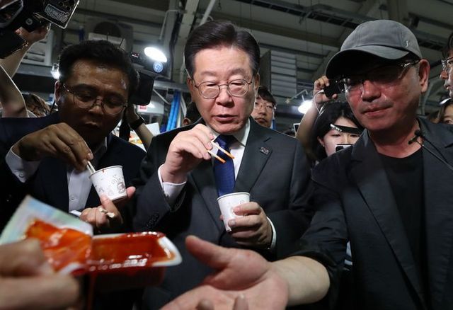 이재명 더불어민주당 대표가 22일 오후 강원 강릉시 주문진 좌판풍물시장을 찾아 오징어회를 시식하고 있다. ⓒ뉴시스
