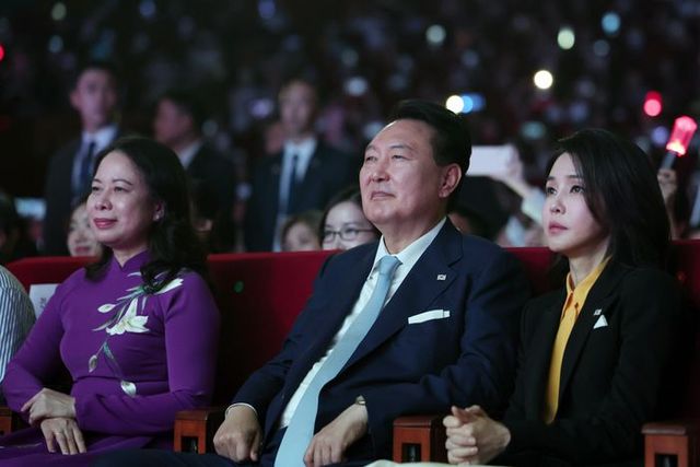 윤석열 대통령과 부인 김건희 여사가 22일 하노이 국가컨벤션센터에서 열린 한-베트남 문화교류의 밤 행사에서 공연을 관람하고 있다. (공동취재) ⓒ뉴시스