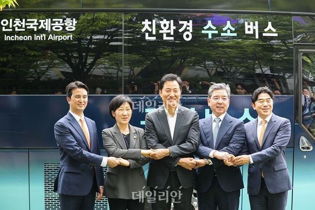 지난 7일 한화진 환경부 장관(왼쪽에서 두 번째)과 오세훈 서울시장 등이 서울시청에서 열린 수소모빌리티 선도도시 서울 업무협약식을 마치고 수소버스 앞에서 기념촬영을 하고 있다. ⓒ뉴시스