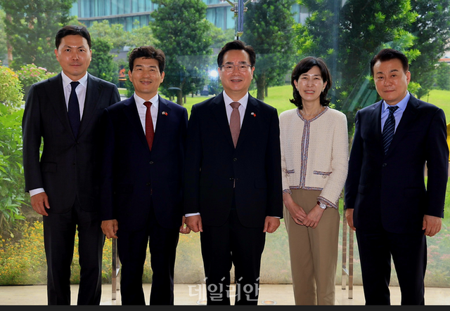 23일 베트남 하노이 JW호텔에서 정황근 농림축산식품부 장관, 조영석 CJ제일제당 부사장, 김정수 삼양식품 부회장, 윤상현 한국콜마홀딩스 부회장, 고상구 K-MARKET 회장 등이 차담회를 가졌다. ⓒ농림축산식품부