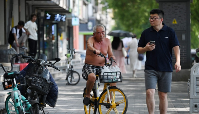 23일 상의벗은 채 자전거 타는 베이징 시민. ⓒ연합뉴스