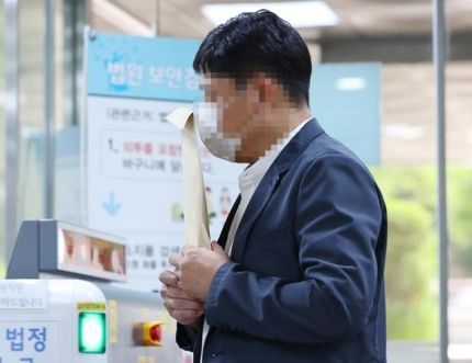 폭력조직 수노아파 조직원들에게 서울 용산구 그랜드하얏트서울 호텔에서 난동을 부릴 것을 사주한 혐의로 구속영장이 재청구된 윤모씨가 23일 구속 전 피의자 심문(영장실질심사)를 받기 위해 서초구 서울중앙지법에 출석하고 있다.ⓒ연합뉴스