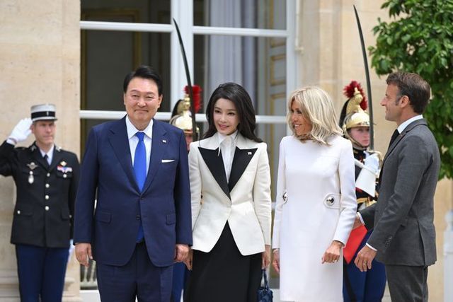 윤석열 대통령과 영부인 김건희 여사가 지난 21일(한국시간) 파리 엘리제궁에서 에마뉘엘 마크롱 프랑스 대통령 부부와 기념촬영하고 있다. ⓒ뉴시스