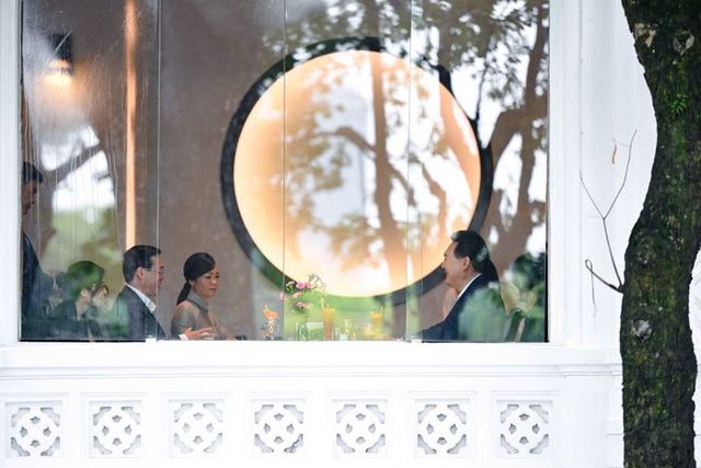 윤석열 대통령과 영부인 김건희 여사가 24일 베트남 하노이의 한 식당에서 보 반 트엉 베트남 국가주석 부부와 조찬부터 함께 하고 있다. ⓒ뉴시스