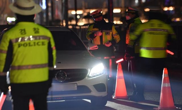교통안전계 직원들이 음주 운전 단속 도중 음주 의심 차량을 조사하고 있다.(해당 사진은 기사 내용과 무관함)ⓒ뉴시스