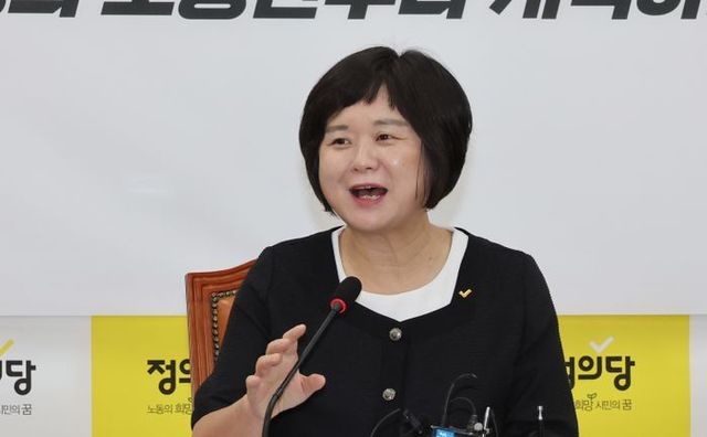 정의당 이정미 대표가 25일 오전 서울 여의도 국회에서 기자간담회를 하고 있다. ⓒ연합뉴스