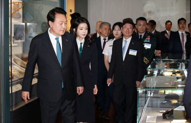 윤석열 대통령과 김건희 여사가 25일 서울 종로구 대한민국역사박물관에서 열린 