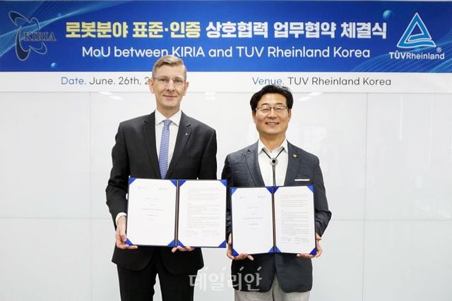 손웅희 한국로봇산업진흥원 원장(오른쪽)과 프랭크 주트너 TUV 라인란드 코리아 대표가 서명한 협약서를 들고 기념사진을 촬영하고 있다.ⓒ로봇산업진흥원
