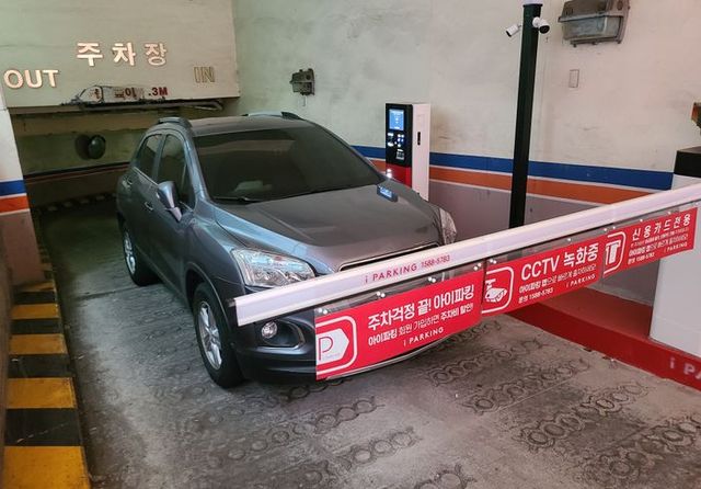 27일 인천시 남동구 논현동 상가 건물의 지하주차장 입구를 빈 차량이 6일째 막고 있다. 조사 결과 차량 운전자는 이 건물 상가 임차인인 40대 남성 A씨인 것으로 파악됐다.ⓒ연합뉴스