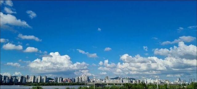 토요일인 3일은 낮 기온이 올라 초더위 날씨가 예상된다.ⓒ데일리안 박항구 기자