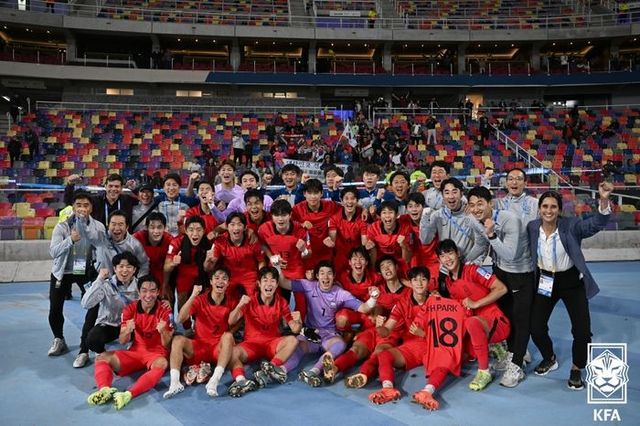 2023 U-20 월드컵에서 8강 진출을 확정한 대표팀 선수들이 경기 후 기념촬영을 하고 있다. ⓒ 대한축구협회