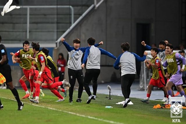 2023 U-20 월드컵 16강전서 에콰도르를 꺾은 뒤 김은중 감독과 선수들이 기뻐하고 있다. ⓒ 대한축구협회