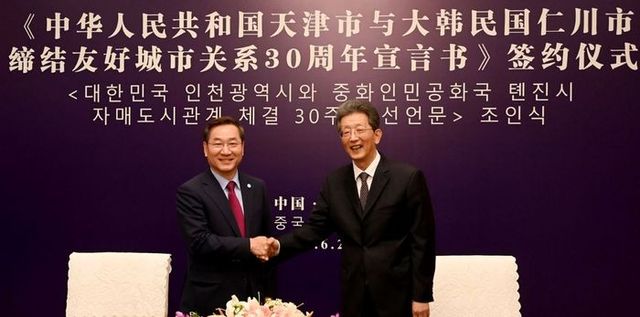 유정복 인천시장(왼쪽)과 장궁 텐진시장이 인천-톈진 자매도시 결연 30주년 선언문에 조인한 뒤 기념촬영을 하고 있다. ⓒ인천시 제공
