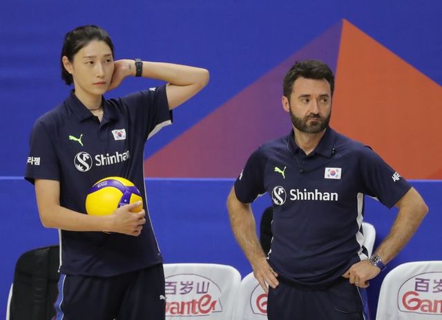 대한민구 여자 배구 국가대표팀 김연경 어드바이저와 세자르 에르난데스 곤잘레스 감독이 29일 오후 경기 수원시 서수원칠보체육관에서 열린 2023 국제배구연맹(FIVB) 발리볼네이션스리그(VNL) 3주차 여자배구 대한민국 대 도미니카공화국의 경기에서 워밍업을 지켜보고 있다. ⓒ 뉴시스