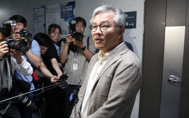 최강욱 더불어민주당 의원이 5일 오전 의원회관 의원실로 들어서며 취재진의 질문에 답변하고 있다. ⓒ뉴시스