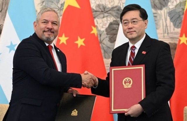 에두아르도 엔리케 레이나 온두라스 외무장관(왼쪽)과 친강 중국 외교부장이 26일 베이징에서 열린 양국 수교 기념식에서 악수하고 있다. ⓒAFP/연합뉴스